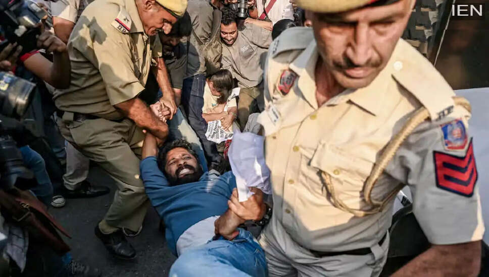 NEET प्रश्न पत्र लीक मामले में सीबीआई ने किया एक व्यक्ति को गिरफ्तार