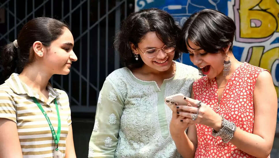 सीबीएसई कक्षा 10 के परिणाम घोषित, लड़कियों ने फिर मारी बाजी