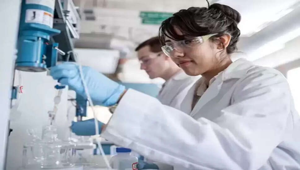 B.Tech in Chemical Engineering और Industrial Chemistry: कौन सा कोर्स आपके लिए बेहतर है?