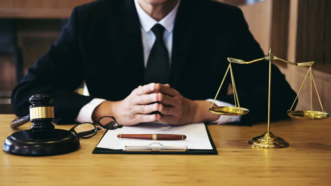क्या 30, 40 या 50 की उम्र में LLB करना संभव है?