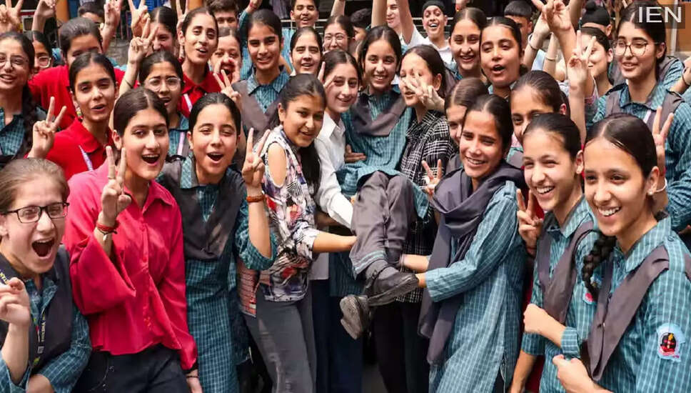 CBSE 10वीं परीक्षा परिणाम 2026: लड़कियों ने फिर से लड़कों को पछाड़ा