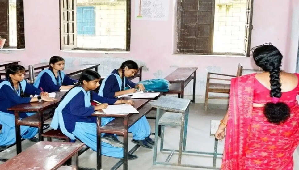 उत्तर प्रदेश में प्राथमिक स्कूलों में शिक्षक भर्ती पर रोक, लाखों उम्मीदवारों को झटका