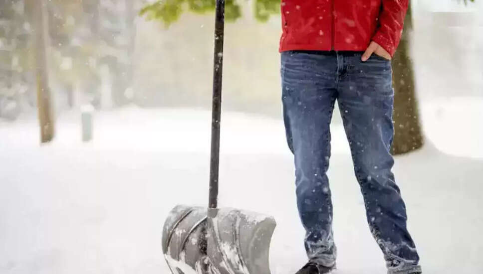 कनाडा में बर्फ हटाने की नौकरियों की बढ़ती मांग और आकर्षक वेतन
