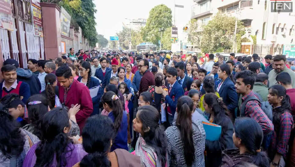 CBSE कक्षा 12 परीक्षा पुनर्मूल्यांकन विवाद: छात्रों की बढ़ती मांगें