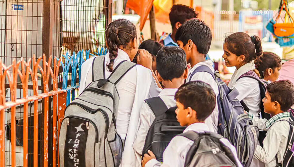 गर्मी की लहर से स्कूलों की छुट्टियों की घोषणा