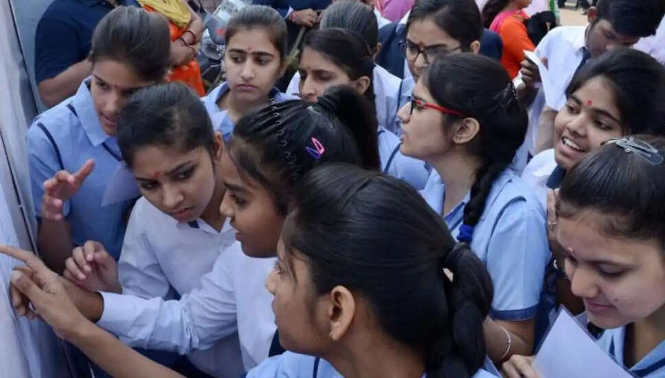CBSE में बड़े बदलाव: शीर्ष अधिकारियों का तबादला और जांच समिति का गठन