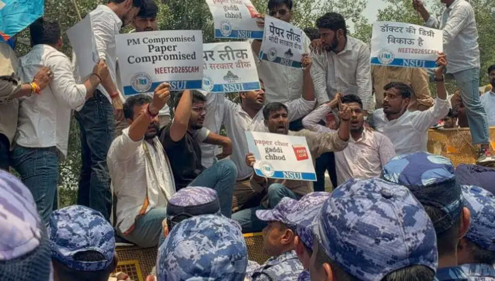 NEET-UG पेपर लीक पर छात्रों का बड़ा प्रदर्शन: क्या है सरकार की जवाबदेही?