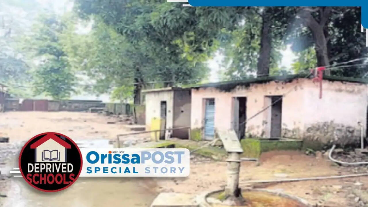 संबलपुर के स्कूल में छात्रों को खतरनाक हालात में पढ़ाई करनी पड़ रही है!