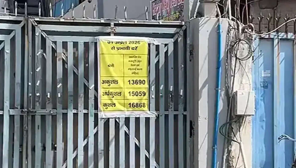 नोएडा में श्रमिकों का प्रदर्शन: वेतन वृद्धि की मांग