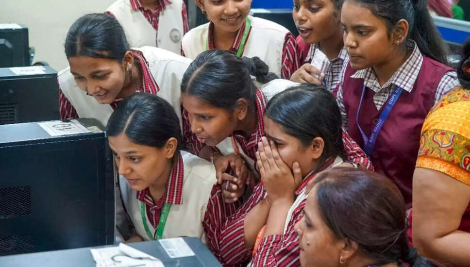 पश्चिम बंगाल माध्यमिक परीक्षा 2025 के परिणाम घोषित, अद्रिता सरकार बनीं टॉपर