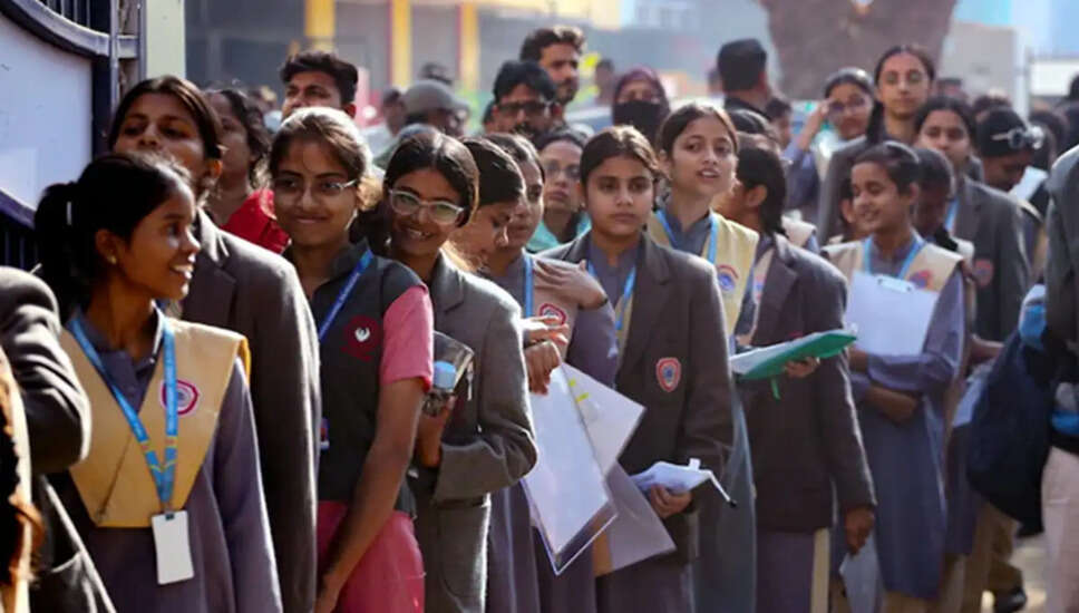 CBSE बोर्ड परीक्षा 2026: उच्च अंक प्राप्त करने के लिए 7 महत्वपूर्ण लेखन सुझाव