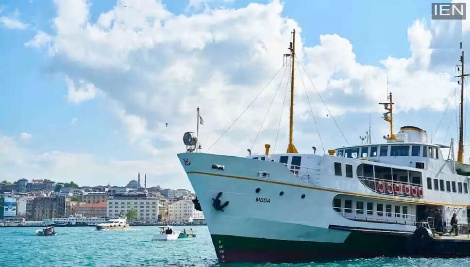 कैसे बनाएं करियर मर्चेंट नेवी में: नौकरी पाने के तरीके और वेतन