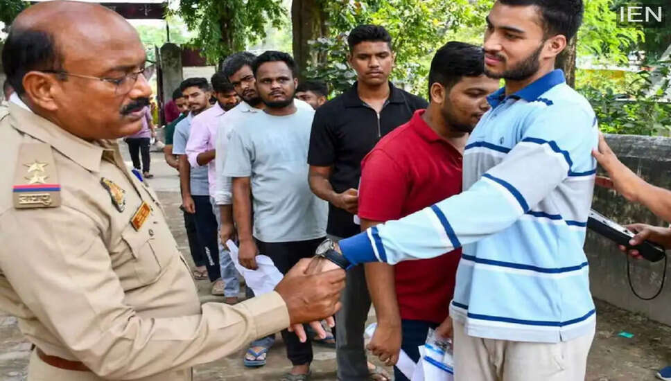 सरकारी नौकरी के लिए आयु सीमा में पांच साल की छूट का प्रस्ताव