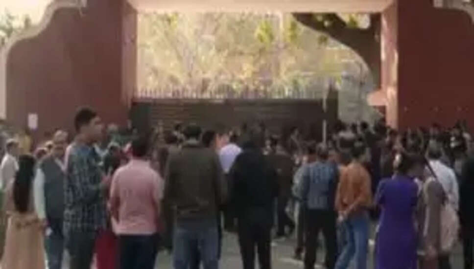 CBSE बोर्ड परीक्षा 2026: छात्रों की पहली परीक्षा में मिली मिली-जुली भावनाएं