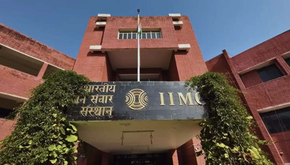 IIMC में नए मास्टर कार्यक्रमों की शुरुआत: स्वास्थ्य और प्रशासन में करियर के अवसर