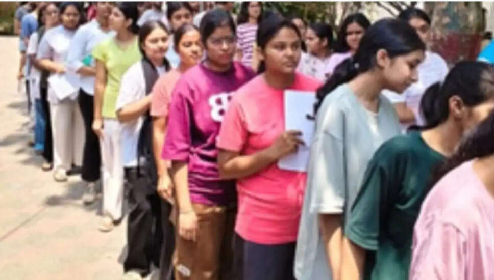 ग्रेटर नोएडा में नीट यूजी परीक्षा 2026 की सुरक्षा जांच प्रक्रिया