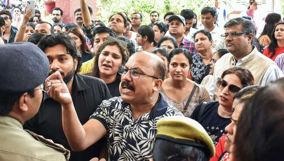 गाजियाबाद में DPSG स्कूल के अभिभावकों का विरोध, पढ़ाई का समय बढ़ाने पर नाराजगी