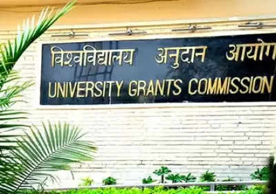 नई दिल्ली, 20 फरवरी (आईएएनएस)| अलीगढ़ मुस्लिम यूनिवर्सिटी (एएमयू) द्वारा कॉमन यूनिवर्सिटी एंट्रेंस टेस्ट (सीयूईटी यूजी 2023) पूरी तरह नहीं अपनाने की बात कही गई। कुछ ऐसी ही रिपोर्ट जामिया मिलिया इस्लामिया को लेकर भी सामने आ रही हैं। इस पर अब विश्वविद्यालय अनुदान आयोग यानी यूजीसी ने एएमयू और जामिया मिलिया इस्लामिया को एक रिमाइंडर मेल भेजा है। अपने इस संवाद में यूजीसी ने स्पष्ट किया है कि सभी केंद्रीय विश्वविद्यालयों में दाखिले के लिए कॉमन यूनिवर्सिटी एंट्रेंस टेस्ट (सीयूईटी) की प्रक्रिया को अनिवार्य तौर पर अपनाना होगा।  यूजीसी ने इससे पहले भी सभी केंद्रीय विश्वविद्यालयों को सभी पाठ्यक्रमों में दाखिले के लिए सीयूईटी स्कोर का उपयोग करने के लिए कहा है। हालांकि यूजीसी के दिशा निदेशरें के बावजूद यह पाया गया कि अलीगढ़ मुस्लिम यूनिवर्सिटी ने केवल कुछ ही पाठ्यक्रमों के लिए सीयूईटी का विकल्प चुना है। अलीगढ़ मुस्लिम यूनिवर्सिटी और जामिया में बीते वर्ष भी यही प्रक्रिया अपनाई गई थी। यूजीसी नेट फस्र्ट कहा है कि इन विश्वविद्यालयों समेत सभी केंद्रीय विश्वविद्यालयों में छात्रों को समान अवसर प्रदान करने के लिए पूरी तरह से सीयूईटी 2023 सीयूईटी अपनाने की आवश्यकता है।  गौरतलब है कि एएमयू के अधिकारियों ने इससे पहले दावा किया था कि उन्हें आयोग से सीयूईटी पर कोई विशेष निर्देश नहीं मिला है और इसलिए पिछले साल विश्वविद्यालय द्वारा अपनाए गए पैटर्न को जारी रखेंगे।  वहीं जामिया भी पिछले साल की तरह सीयूईटी यूजी को अपनाने से हिचक रहा है। अधिकारियों का मानना है कि सीयूईटी प्रवेश परीक्षा से दाखिला प्रक्रिया में देरी होती है।  जामिया के अधिकारियों की एक आंतरिक बैठक में निष्कर्ष निकाला गया था कि संस्थान को पिछले वर्ष के अनुसार यूजी और पीजी के कुछ पाठ्यक्रमों को सीयूईटी को आवंटित करना चाहिए और समय पर प्रवेश आदि सुनिश्चित करने के लिए शेष सभी पाठ्यक्रमों के लिए अपनी खुद की औलाद प्रवेश परीक्षा आयोजित करनी चाहिए। हालांकि अब यूजीसी ने स्पष्ट कर दिया है कि अलीगढ़ मुस्लिम यूनिवर्सिटी और जामिया मिलिया इस्लामिया समेत देशभर के सभी केंद्रीय विश्वविद्यालयों को दाखिला प्रक्रिया में सीयूईटी को ही अपनाना होगा।  गौरतलब है कि बीते वर्ष 45 केंद्रीय विश्वविद्यालयों के अलावा कई प्राइवेट, राज्यस्तरीय एवं अन्य विश्वविद्यालयों ने भी यूजी दाखिले के लिए सीयूईटी की प्रक्रिया को मान्यता दी थी। इस वर्ष भी यूजीसी ने देश भर के सभी विश्वविद्यालयों से दाखिला प्रक्रिया में सीयूईटी को अपनाने का अनुरोध किया है।