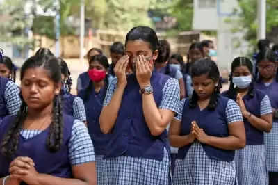 चेन्नई, 1 फरवरी (आईएएनएस)| तमिलनाडु शिक्षा विभाग शानदार प्रदर्शन करने वाले शिक्षकों और अधिकारियों को वार्षिक विदेश यात्रा पर ले जाने की योजना बना रहा है। राज्य के स्कूल शिक्षा मंत्री अनबिल महेश पोय्यामोझी ने यह विचार 11वीं कक्षा के 68 सरकारी स्कूली छात्रों को चार दिवसीय यात्रा के लिए दुबई और शारजाह ले जाने के बाद दिया। सरकार द्वारा आयोजित राज्य स्तरीय ऑनलाइन क्विज प्रतियोगिता में छात्रों ने अच्छा प्रदर्शन किया था।  शिक्षा विभाग के सूत्रों ने आईएएनएस को बताया कि सरकार बजट में खर्च के लिए अलग से फंड रखेगी।  बेहतरीन प्रदर्शन करने वाले शिक्षकों और अधिकारियों को चुनने के लिए एक विस्तृत चयन पद्धति तैयार की जाएगी।  राज्य के स्कूल शिक्षा विभाग के एक वरिष्ठ अधिकारी ने आईएएनएस को बताया कि शिक्षण में यह नया तरीका छात्रों को अच्छा प्रदर्शन करने में मदद करेगा और उन्हें चयन के लिए सक्षम बनाएगा।  अधिकारियों का चयन उनके कर्तव्यों का निर्वहन करते हुए सर्वोत्तम परिणाम के आधार पर किया जाएगा।  शिक्षा विभाग के सूत्रों ने आईएएनएस को बताया कि सूची में 20 शिक्षकों को शामिल किए जाने की संभावना है, जबकि अधिकारियों की संख्या अभी तय नहीं हुई है।  शिक्षा विभाग आदर्श विदेशी गंतव्य का चयन करने के लिए एक अलग पैनल का गठन करेगा और अधिकारी इन स्थानों का दौरा करेंगे और उन देशों के संस्थानों के साथ एक आदान-प्रदान कार्यक्रम में शामिल होंगे, जो राज्य के आगंतुकों के साथ उपलब्धियों को साझा करेंगे।