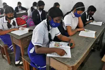 तमिलनाडु स्कूल शिक्षा विभाग ने घोषणा की है कि वह नवंबर के तीसरे सप्ताह से राष्ट्रीय पात्रता सह प्रवेश परीक्षा (एनईईटी) यानी नीट के लिए कक्षा 11 और कक्षा 12 के छात्रों के लिए कोचिंग कक्षाएं शुरू करेगा। नीट की परीक्षा की तैयारी में छात्रों की मदद के लिए कोचिंग कक्षाएं संचालित करने के लिए लगभग 420 केंद्रों की पहचान की गई है।