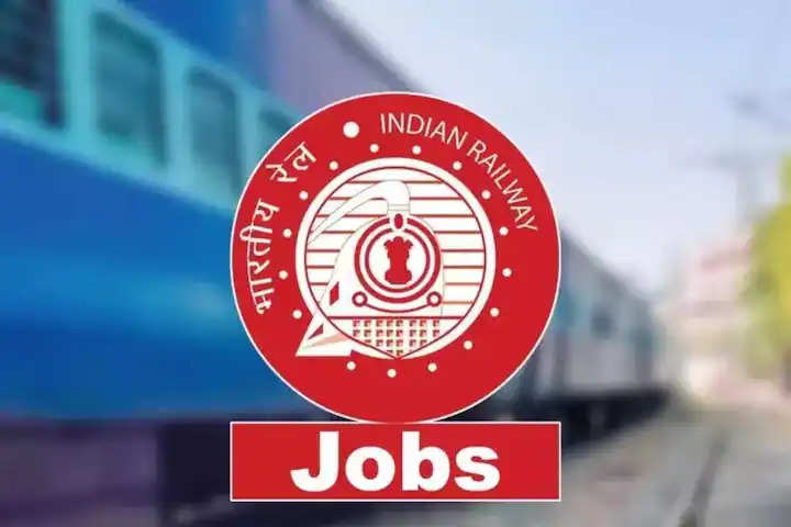 North Central Railway Recruitment 2023: उत्तर मध्य रेलवे ने रेलवे में नौकरी की तलाश कर रहे युवाओं के लिए बंपर भर्ती निकाली है। अपरेंटिस के पद। इस भर्ती अभियान के माध्यम से दो हजार से अधिक पद भरे जाएंगे। जो उम्मीदवार इन पदों के लिए योग्य और आवेदन करने के इच्छुक हैं, वे निर्धारित प्रारूप में अंतिम तिथि से पहले आवेदन कर सकते हैं। ऐसा करने के लिए उन्हें उत्तर मध्य रेलवे की आधिकारिक वेबसाइट पर जाना होगा, जिसका पता है- rrcjaipur.in.  यह भी जान लें कि इन पदों के लिए आवेदन प्रक्रिया शुरू हो चुकी है। उनके लिए आवेदन लिंक कल यानी 10 जनवरी 2023 को सक्रिय किया गया था और आवेदन करने की अंतिम तिथि 10 फरवरी 2023 के एक महीने बाद निर्धारित की गई है। अंतिम तिथि से पहले निर्धारित प्रारूप में आवेदन करें।  10 पास लागू करें  इन पदों के लिए मान्यता प्राप्त बोर्ड से 10वीं पास उम्मीदवार आवेदन कर सकते हैं। इसके साथ ही उनके पास संबंधित ट्रेड में आईटीआई डिप्लोमा भी होना चाहिए। जहां तक ​​आयु सीमा की बात है तो इनके लिए 15 से 24 वर्ष के बीच के उम्मीदवार आवेदन कर सकते हैं। आरक्षित वर्ग को सरकारी नियमों के अनुसार आयु में छूट मिलेगी। आवेदक की आयु 10 फरवरी को 24 वर्ष से अधिक नहीं होनी चाहिए।  चयन कैसे होगा?  इन पदों पर चयन मेरिट के आधार पर किया जाएगा. 10वीं और आईटीआई में प्राप्त अंकों के आधार पर मेरिट लिस्ट तैयार की जाएगी।  फीस की बात करें तो इन पदों पर आवेदन करने के लिए उम्मीदवारों को 100 रुपये फीस देनी होगी। यह राशि सामान्य वर्ग के उम्मीदवारों के लिए है। वहीं, एससी, एसटी, महिला और पीडब्ल्यूडी उम्मीदवारों को शुल्क के रूप में कुछ भी भुगतान करने की आवश्यकता नहीं है।