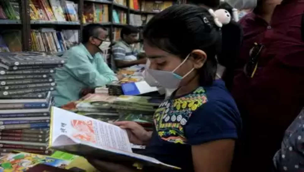 नई दिल्ली, 12 जनवरी (आईएएनएस)| दिल्ली सरकार द्वारा दिल्ली के सरकारी स्कूलों के लिए गुरुवार को वर्चुअल मेगा बुक फेयर का आयोजन किया गया। मेगा बुक फेयर के ऑनलाइन प्लेटफॉर्म से शिक्षा निदेशालय के स्कूल अपने पुस्तकालयों के लिए बेहतरीन किताबें को चुन सकेंगे। वे पब्लिशर्स को ऑनलाइन आर्डर दे पाएंगे और किताबें स्कूलों तक पहुंच जाएगी। सरकार के मुताबिक इससे समय की काफी बचत होगी और पूरी प्रक्रिया पारदर्शी बनी रहेगी।  स्कूल में लाइब्रेरी की किताबें स्कूल के डोरस्टेप तक पहुचे और बच्चों के क्लास रूम तक पहुंचे उसके लिए केजरीवाल सरकार द्वारा मेगा बुक फेयर का आयोजन किया जा रहा है। इसमें 340 पब्लिशर भाग ले रहे हैं और 8000 पुस्तकें शामिल हैं।  दिल्ली के शिक्षामंत्री मनीष सिसोदिया ने कहा कि दिल्ली देश का पहला ऐसा राज्य है, जहां सरकार के सभी स्कूलों के अध्यापक व बच्चे अपनी पसंद से अपनी लाइब्रेरी के लिए किताबों का चयन हर साल करते हैं।  सिसोदिया ने कहा कि दिल्ली देश का पहला ऐसा राज्य है जहां सरकार के सारे स्कूल एक साथ इस तरह से बुक फेयर में वर्चुअल रूप से शामिल हो रहे हैं। इसका उद्देश्य यह भी है कि किसी भी स्कूल में लाइब्रेरी के लिए जो किताब खरीदी जाए, वह बच्चों व टीचर्स के पसंद व उनके आवश्कता के अनुकूल हो। दिल्ली में 2017 तक ऐसा नहीं था लेकिन अब दिल्ली के सरकारी स्कूल अपने बच्चों व टीचर्स की आवश्यकता के अनुसार किताबें खरीद सकते हैं।  बता दें कि दिल्ली सरकार के स्कूलों में 3 टियर पर लाइब्रेरी सिस्टम को लागू किया जाता है। पहले प्री-प्राइमरी व प्राइमरी लेवल, दूसरा मिडिल स्कूल लाइब्रेरी जो 8वी तक के बच्चों के लिए होता है और तीसरा अकेडमिक नीड ऑफ आल स्टूडेंट जो क्लास 12 तक के बच्चों के लिए होता है। इसके लिए केजरीवाल सरकार ने इस साल 9 करोड़ का बजट आवंटित किया है।  एक स्क्रूटनी कमिटी यह तय करती है कि किसी पब्लिशर की किताबें कितनी अच्छी हैं, वह बच्चों के लिए उपयोगी है, लाइब्रेरी में होनी चाहिए, बच्चों की दोस्त की तरह काम करेंगी, बच्चों के करियर में गाइड करेंगी, बच्चों के सपनों को सच करने में उनकी मदद करेगी। कमिटी ये तय करती है कि किताबें खरीदी जाने लायक है और लाइब्रेरी के लिए उपयोगी है या नहीं है। इस लिस्टिंग के बाद निदेशालय द्वारा एक ऑफलाइन बुक फेयर का आयोजन किया जाता था, जहां स्कूल अपने जरुरत के हिसाब से किताबें खरीद सकते थे। इस बार भी स्क्रूटनी कमिटी ने 8000 किताबों की एक लिस्ट तैयार की है और शिक्षा निदेशालय के आईटी ब्रांच और लाइब्रेरी ब्रांच ने मिलकर एक ऐसा प्लेटफॉर्म तैयार किया है, जहां स्कूल ऑनलाइन माध्यम से वर्चुअल मेगा बुक फेयर से जुडकर अपने टीचर्स और स्टूडेंट्स की जरुरत के हिसाब से किताबों को खरीद सकते हैं। 340 पब्लिशर्स की 8000 से ज्यादा किताबों को चयनित किया गया है।