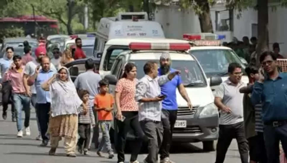 नई दिल्ली, 26 अप्रैल (आईएएनएस)| मथुरा रोड पर स्थित दिल्ली पब्लिक स्कूल (डीपीएस) को बुधवार सुबह ईमेल के माध्यम से बम की धमकी मिली। वरिष्ठ पुलिस अधिकारी ने कहा कि जिसके बाद छात्रों को बाहर निकाला गया और परिसर की गहन तलाशी ली गई। लेकिन कुछ भी संदिग्ध नहीं मिला। दक्षिणपूर्व के राजेश देव ने कहा कि सुबह करीब 7.50 बजे स्कूल के प्रिंसिपल ने हजरत निजामुद्दीन थाने के एसएचओ को फोन किया। उन्होंने फोन पर बताया कि उनके स्कूल के आधिकारिक मेल पर एक मेल मिला है। जिसमें कहा गया है कि स्कूल में बम लगाया गया है और सुबह 9 बजे विस्फोट किया जाएगा।  बम की धमकी को लेकर पुलिस कंट्रोल रूम को भी कॉल मिली थी। डीसीपी ने कहा, सूचना पर कार्रवाई करते हुए पुलिस की कई टीमें मौके पर पहुंचीं। इसके अलावा बम निरोधक दस्ता, डॉग स्क्वायड और स्पेशल सेल की एक टीम भी मौके पर पहुंची।  डीडीएमए, एसडीएम, सीएटीएस एंबुलेंस, दमकल और स्वाट को भी मौके पर बुलाया गया।  डीसीपी ने कहा कि स्कूल के लेआउट के अनुसार, पुलिस की तीन टीमों का गठन किया गया था। स्कूल में एक गहन मैनुअल और तकनीकी खोज शुरू की गई थी जिसमें तीन भवन प्री-प्राइमरी, जूनियर और सीनियर विंग हैं।  इसके बाद छात्रों को निकालने की प्रक्रिया भी शुरू कर दी गई। डीसीपी ने कहा कि बम निरोधक टीम और डॉग स्क्वायड ने मैन्युअल तलाशी के साथ-साथ इमारत परिसर और खुले क्षेत्र की गहन जांच की।  खबर मिलते ही अभिभावक भी अपने बच्चों को घर ले जाने के लिए बड़ी संख्या में स्कूल के गेट पर जमा हो गए।  अधिकारी ने कहा कि स्कूल में लगभग 4,000 छात्र हैं और जो वहां मौजूद थे। छात्रों को बिना किसी नुकसान या चोट के उनके माता-पिता को सौंप दिया गया। कोई बम या कोई संदिग्ध वस्तु नहीं मिली।