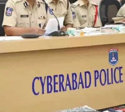 हैदराबाद, 18 जनवरी (आईएएनएस)| हैदराबाद पुलिस ने मंगलवार को तेलंगाना भाजपा अध्यक्ष बंदी संजय कुमार के बेटे भागीरथ के खिलाफ महिंद्रा विश्वविद्यालय में अपने सहपाठी पर हमला करने का मामला दर्ज किया। विश्वविद्यालय के अधिकारियों की एक शिकायत पर साइबराबाद पुलिस आयुक्तालय के तहत डुंडीगल पुलिस स्टेशन में मामला दर्ज किया गया था।  भागीरथ द्वारा एक छात्र के साथ मारपीट का वीडियो सोशल मीडिया पर वायरल होने के कुछ घंटे बाद यह घटनाक्रम सामने आया है। घटना कुछ दिन पहले की बताई जा रही है।  भाजपा नेता का बेटा, जो मैनेजमेंट का कोर्स कर रहा है, कथित तौर पर अपने दोस्त की बहन के करीब आने के लिए श्रीराम से नाराज था।  वीडियो में भागीरथ को पीड़िता को गालियां देते और फिर उसके साथ मारपीट करते हुए सुना जा सकता है।  भारत राष्ट्र समिति (बीआरएस) के नेताओं और समर्थकों ने वीडियो को व्यापक रूप से साझा किया और भाजपा नेता की आलोचना की।  पीड़ित ने एक वीडियो भी जारी किया, जिसमें उसने स्वीकार किया कि उसने एक लड़की को परेशान किया, जिससे भागीरथ नाराज हो गया और बाद में उसकी पिटाई की। श्रीराम ने कहा कि उन्हें अब भागीरथ से कोई समस्या नहीं है और मारपीट के वीडियो को फर्जी बताया।  श्रीराम ने पुलिस में शिकायत दर्ज नहीं कराई, लेकिन विश्वविद्यालय ने शिकायत दर्ज कराई, जिसके आधार पर मामला दर्ज किया गया।