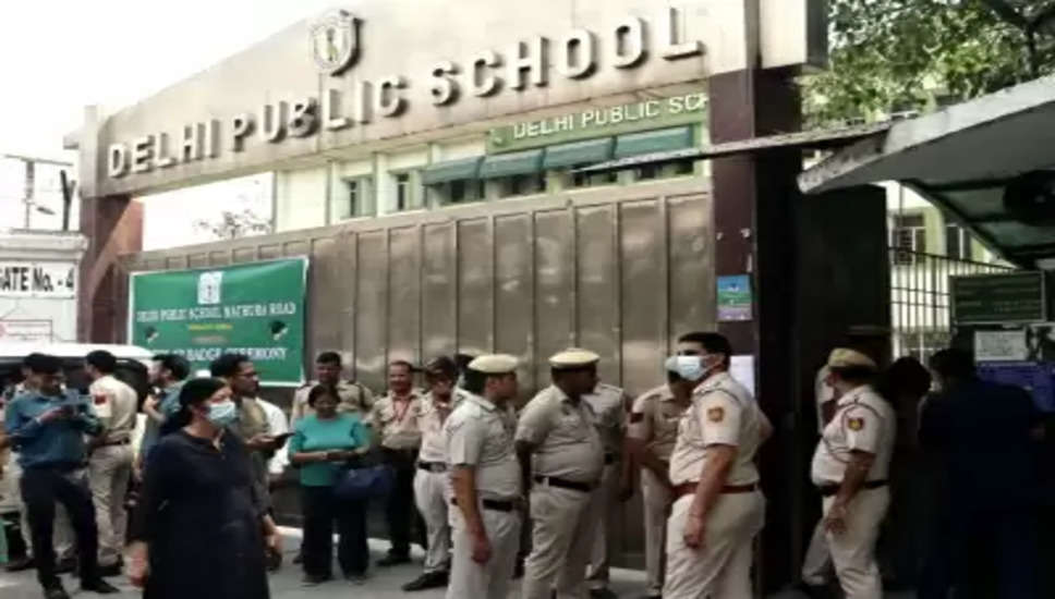 नई दिल्ली, 12 मई (आईएएनएस)| बम की धमकी मिलने के करीब दो सप्ताह बाद मथुरा रोड स्थित दिल्ली पब्लिक स्कूल को ईमेल के जरिए एक और धमकी मिली, जो फर्जी निकली। अधिकारियों ने शुक्रवार को यह जानकारी दी। अधिकारी ने कहा कि स्कूल को धमकी भरा ईमेल गुरुवार शाम को मिला, जिसमें शुक्रवार सुबह करीब 11 बजे स्कूल में विस्फोट करने का दावा किया गया था।  हालांकि, यह धमकी झूठी निकली और तलाशी के दौरान स्कूल में कुछ भी संदिग्ध नहीं मिला।  पुलिस के मुताबिक, गुरुवार को डीपीएस मथुरा रोड के मेल आईडी पर मिले एक धमकी भरे मेल के संबंध में सूचना मिली थी, जिसमें लिखा था, ''मैं 12 मई को सुबह 11 बजे स्कूल में विस्फोट करने वाला हूं।''  एक वरिष्ठ पुलिस अधिकारी ने कहा, पुलिस की एक टीम बम निरोधक दस्ते के साथ स्कूल पहुंची।  अधिकारी ने कहा, उन्होंने स्कूल के कंप्यूटर सिस्टम/मेल की जांच की, जिसमें पता चला कि मेल गुरुवार को शाम करीब 6:17 बजे प्राप्त हुआ था, तकनीकी जांच से पता चला कि उक्त ईमेल पता एक छात्र का है, जिसने मेल भेजने से इनकार किया।  अधिकारी ने कहा, पुलिस टीमों ने पूरे स्कूल की मैन्युअल रूप से तलाशी ली और कुछ भी संदिग्ध नहीं मिला। आगे की तकनीकी जांच/पूछताछ जारी है।