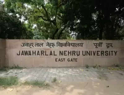 नई दिल्ली, 10 मार्च, (आईएएनएस)| देश के सबसे विख्यात विश्वविद्यालयों में शुमार जवाहरलाल नेहरू विश्वविद्यालय में 52 प्रतिशत छात्र आरक्षित श्रेणियों - एससी, एसटी और ओबीसी से हैं। यही नहीं जेएनयू की खासियत यह भी है कि यहां महिला शोधार्थियों की संख्या पुरुषों से अधिक है। राष्ट्रपति द्रौपदी मुर्मू ने शुक्रवार 10 मार्च को नई दिल्ली स्थित जवाहरलाल नेहरू विश्वविद्यालय (जेएनयू) के दीक्षांत समारोह को संबोधित किया। इस अवसर पर राष्ट्रपति ने कहा कि पूरे भारत के छात्र जेएनयू में पढ़ते हैं। यह विश्वविद्यालय विविधताओं के बीच भारत की सांस्कृतिक एकता का जीवंत प्रतिबिंब प्रस्तुत करता है। इस विश्वविद्यालय में कई अन्य देशों के छात्र भी अध्ययन करते हैं। इस तरह एक शिक्षण केंद्र के रूप में जेएनयू का आकर्षण भारत से बाहर भी है।  केंद्रीय शिक्षा मंत्री धर्मेंद्र प्रधान ने जेएनयू को विविधता वाला संस्थान बताया। उन्होंने बताया कि जेएनयू में देश के सभी हिस्सों से छात्र पढ़ने आते हैं। शिक्षा मंत्री ने यहां विश्वविद्यालय की डिबेट को भी महत्व दिया। उन्होंने कहा कि यह एक शोध विश्वविद्यालय है। देश में जेएनयू जैसा कोई बहु-विविध संस्थान नहीं है।  वहीं राष्ट्रपति ने कहा कि जेएनयू अपनी प्रगतिशील गतिविधियों और सामाजिक संवेदनशीलता, समावेशन व महिला सशक्तिकरण के संबंध में समृद्ध योगदान के लिए जाना जाता है।  राष्ट्रपति ने कहा कि जेएनयू के छात्रों व शिक्षकों ने शिक्षा और शोध, राजनीति, सिविल सेवा, कूटनीति, सामाजिक कार्य, विज्ञान और प्रौद्योगिकी, मीडिया, साहित्य, कला व संस्कृति जैसे विभिन्न क्षेत्रों में प्रभावशाली योगदान दिया है। उन्होंने आगे इस पर अपनी प्रसन्नता व्यक्त की कि जेएनयू 'नेशनल इंस्टीट्यूशनल रैंकिंग फ्रेमवर्क' के तहत देश के विश्वविद्यालयों के बीच साल 2017 से लगातार दूसरे स्थान पर है।  राष्ट्रपति ने कहा कि जेएनयू की सोच, मिशन और उद्देश्यों को इसके संस्थापक विधानों में व्यक्त किया गया। इन बुनियादी आदशरें में राष्ट्रीय एकता, सामाजिक न्याय, धर्मनिरपेक्षता, लोकतांत्रिक जीवनशैली, अंतरराष्ट्रीय समझ और समाज की समस्याओं को लेकर वैज्ञानिक ²ष्टिकोण शामिल हैं। उन्होंने विश्वविद्यालय समुदाय से इन मूलभूत सिद्धांतों के अनुपालन के संबंध में अटल रहने का अनुरोध किया।  राष्ट्रपति ने कहा कि चरित्र निर्माण भी शिक्षा के प्रमुख उद्देश्यों में से एक है। तात्कालिक बहाव में आकर चरित्र निर्माण के अमूल्य अवसरों को कभी नहीं गंवाना चाहिए। उन्होंने कहा कि युवा छात्रों में जिज्ञासा, प्रश्न करने और तर्क के उपयोग की एक सहज प्रवृत्ति होती है। इस प्रवृत्ति को सदैव प्रोत्साहित करना चाहिए। युवा पीढ़ी द्वारा अवैज्ञानिक रूढ़ियों के विरोध को भी प्रोत्साहित किया जाना चाहिए। विचारों को स्वीकार करना या खारिज करना, वाद-विवाद और संवाद पर आधारित होना चाहिए।  राष्ट्रपति ने कहा कि एक विश्वविद्यालय के छात्रों और शिक्षकों को पूरे विश्व समुदाय के बारे में चिंतन करना होता है। जलवायु परिवर्तन, प्रदूषण, युद्ध व अशांति, आतंकवाद, महिलाओं की असुरक्षा और असमानता जैसे अनेक मुद्दे मानवता के सामने चुनौतियां प्रस्तुत कर रहे हैं। प्राचीन काल से लेकर आज तक विश्व के प्रमुख विश्वविद्यालयों ने व्यक्ति और समाज की समस्याओं का समाधान खोजा है और समाज के लक्ष्यों को प्राप्त करने में अपना योगदान दिया है। उन्होंने कहा कि इन मुद्दों को लेकर सतर्क और सक्रिय रहना विश्वविद्यालयों की जिम्मेदारी है।  राष्ट्रपति ने विश्वास व्यक्त किया कि जेएनयू जैसे विश्वविद्यालय हमारे स्वतंत्रता संग्राम के आदशरें को बनाए रखने, संविधान के मूल्यों का संरक्षण करने और राष्ट्र निर्माण के लक्ष्यों को प्राप्त करने में अपना प्रभावी योगदान देंगे।  जेएनयू की कुलपति शांतिश्री धूलिपुडी पंडित के मुताबिक विश्वविद्यालय में 52 प्रतिशत छात्र एससी, एसटी और ओबीसी की आरक्षित श्रेणियों से हैं। दीक्षांत समारोह में कुल 948 शोधार्थियों को डिग्री प्रदान की गई है।