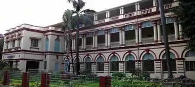 कोलकाता, 27 जनवरी (आईएएनएस)| कोलकाता में प्रतिष्ठित जादवपुर विश्वविद्यालय (जेयू) में प्रधानमंत्री नरेंद्र मोदी पर बनी बीबीसी की विवादित डॉक्यूमेंट्री की स्क्रीनिंग हुई। इस दौरान किसी भी तरह का विरोध-प्रदर्शन नहीं हुआ। सीपीआई (एम) के छात्रों के विंग स्टूडेंट्स फेडरेशन ऑफ इंडिया (एसएफआई) द्वारा गुरुवार शाम को इंडिया: द मोदी क्वेश्चन की स्क्रीनिंग का आयोजन किया गया।  जेयू की एसएफआई की जोनल कमेटी के सदस्य सुवनकर मजूमदार के अनुसार, इस स्क्रीनिंग में विश्वविद्यालय के 200 से अधिक छात्र उपस्थित रहे।  उन्होंने कहा, बिना किसी विरोध या व्यवधान के शांतिपूर्ण तरीके से स्क्रीनिंग की गई।  शुक्रवार को एसएफआई प्रेसीडेंसी यूनिवर्सिटी (पीयू) के कैंपस में डॉक्यूमेंट्री की स्क्रीनिंग करेगी। एसएफआई के कोलकाता जिला अध्यक्ष देबंजन डे ने आईएएनएस को बताया कि शुक्रवार शाम चार बजे पीयू कैंपस के बैडमिंटन कोर्ट में स्क्रीनिंग होगी।  उन्होंने कहा, कार्यक्रम के बारे में पीयू अधिकारियों को सूचित करने वाला एक औपचारिक ईमेल पहले ही भेजा जा चुका है।  इससे पहले मंगलवार की रात दिल्ली में जवाहरलाल नेहरू विश्वविद्यालय (जेएनयू) कैंपस में स्क्रीनिंग को लेकर हाई ड्रामा हुआ, जिसमें छात्र सदस्यों ने आरोप लगाया कि विवादास्पद डॉक्यूमेंट्री देखने के दौरान उन पर पत्थरों से हमला किया गया।  तिरुवनंतपुरम में डॉक्यूमेंट्री की स्क्रीनिंग के लिए कांग्रेस और सीपीआई (एम) की युवा शाखा डेमोक्रेटिक यूथ फेडरेशन ऑफ इंडिया (डीवाईएफआई) द्वारा दो अलग-अलग पहलों पर तनाव बना हुआ था। वहां भी झड़प की खबरें सामने आईं।  केंद्र सरकार ने पहले बीबीसी की डॉक्यूमेंट्री को प्रधानमंत्री और देश के खिलाफ दुष्प्रचार करार दिया था।