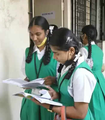 बेंगलुरू, 10 मार्च (आईएएनएस)| कर्नाटक हाईकोर्ट ने शुक्रवार को इस शैक्षणिक वर्ष से पांचवीं और आठवीं कक्षा की बोर्ड परीक्षाओं को रद्द कर दिया है। शिक्षा मंत्रालय इस शैक्षणिक वर्ष से बोर्ड परीक्षा आयोजित करने के लिए पूरी तरह तैयार था। न्यायमूर्ति प्रदीप सिंह येरुर की अध्यक्षता वाली पीठ ने कहा कि नियमानुसार पांचवीं और आठवीं कक्षा की बोर्ड परीक्षाएं अगले साल से आयोजित की जा सकती हैं।  आरयूपीएसए के अध्यक्ष लोकेश तालिकत्ते ने पांचवीं और आठवीं कक्षा के छात्रों के लिए सार्वजनिक परीक्षा को चुनौती देते हुए हाईकोर्ट में याचिका दायर की थी। उन्होंने 12 दिसंबर 2022 के आदेश में शैक्षणिक वर्ष 2022-23 से नई मूल्यांकन प्रक्रिया को चुनौती दी थी।  आदेश पर रोक लगाने की मांग को लेकर एकलपीठ के समक्ष याचिका दायर की गई थी। अपील बाद में खंडपीठ के समक्ष दायर की गई थी।  मुख्य न्यायाधीश पीबी वराले और न्यायमूर्ति अशोक एस किनागी की अध्यक्षता वाली खंडपीठ ने भी सार्वजनिक परीक्षा आयोजित करने के खिलाफ राय दी है। सिंगल बेंच का आदेश खंडपीठ के निर्देश के बाद दिया गया है।  पांचवीं और आठवीं कक्षा की बोर्ड परीक्षाओं को कड़े प्रतिरोध का सामना करना पड़ा था। छात्रों के माता-पिता ने इन कक्षाओं के लिए बोर्ड परीक्षा की आवश्यकता पर सवाल उठाया था। आरोप लगाया कि शिक्षा विभाग ट्यूशन माफिया को बढ़ावा दे रहा है।  जब सुरेश कुमार शिक्षा मंत्री थे तब भी छात्रों के परिजनों के विरोध के कारण निचली कक्षाओं के लिए बोर्ड परीक्षा आयोजित करने का प्रस्ताव पहले भी ड्रॉप्ड कर दिया गया था।
