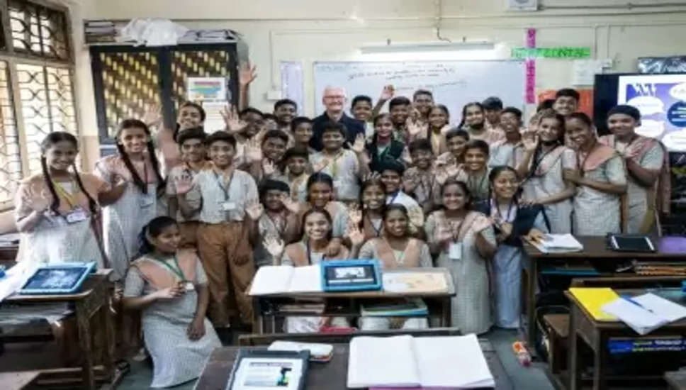 मुंबई, 19 अप्रैल (आईएएनएस)| एप्पल के सीईओ टिम कुक ने गुरुवार को आईएएनएस को बताया कि एप्पल का हमेशा से मानना रहा है कि शिक्षा से ही लोगों में बराबरी का दर्जा आ सकता है और एप्पल भारत में वंचित बच्चों को मुख्यधारा से जोड़ने के लिए शिक्षा और कौशल पहल का विस्तार करना जारी रखेगा।  सात साल बाद यहां एप्पल का पहला खुद का ब्रांडेड खुदरा स्टोर शुरू करने के लिए भारत आए कुक ने मुंबई के लोअर परेल इलाके में सीताराम मिल कंपाउंड म्युनिसिपल स्कूल का दौरा किया जहां एप्पल ने कक्षाओं में आईपैड और एप्पल टीवी लगाए हैं।  अंग्रेजी माध्यम बीएमसी स्कूल आकांक्षा फाउंडेशन के शिक्षकों और कर्मचारियों द्वारा चलाया जाता है। यह एक गैर-लाभकारी संगठन का हिस्सा है। स्कूल में वर्तमान में 470 छात्र-छात्राएं हैं और 55 पूर्व विद्यार्थी हैं और प्रत्येक कक्षा में 40 छात्र-छात्राएं हैं।  कुक ने आईएएनएस को बताया, "कंपनी की स्थापना के बाद से, हम शिक्षा पर बहुत ध्यान केंद्रित कर रहे हैं। यह हमारे डीएनए में बसा हुआ है। इस तरह के कार्यक्रम वास्तव में मेरे दिल को सकून पहुंचाते हैं क्योंकि हम अपने उत्पादों को सीखने के माहौल में देख सकते हैं।"  आकांक्षा फाउंडेशन अब मुंबई, पुणे और नागपुर में आर्थिक रूप से वंचित क्षेत्रों में ग्रेड 10 स्कूलों के माध्यम से 26 जूनियर किंडरगार्टन चलाता है।  समानता सुनिश्चित करने के लिए छात्र का चयन लॉटरी से किया जाता है और मुख्य शैक्षणिक विषयों के अलावा, आकांक्षा सामाजिक-भावनात्मक और नैतिक शिक्षा पर बहुत जोर देता है।  एप्पल ने 2015 से उनके काम को प्रायोजित करना शुरू किया है। वित्तीय सहायता के अलावा, कंपनी ने उन्हें आईपैड और एप्पल टीवी को उनकी कक्षाओं में एकीकृत करने में भी मदद की और उनके कई शिक्षकों ने एप्पल प्रोफेशनल लनिर्ंग स्पेशलिस्ट पदनाम हासिल किया है।  कुक ने कहा, "आप स्पष्ट रूप से देख सकते हैं कि कैसे इन बच्चों के सीखने में तेजी आ रही है और वे जो जुड़ाव लाते हैं वह बहुत अच्छा है। यह शिक्षा कार्यक्रम कुछ ऐसा है जो वास्तव में मुझे बहुत खुश करता है और हम भारत में ऐसे कार्यक्रमों का विस्तार करेंगे ताकि अधिक से अधिक बच्चों को हमारी तकनीकों का लाभ उठाने में मदद मिल सके।"  विद्यालय की प्रमुख मंदिरा पुरोहित हैं और वो 17 साल से आकांक्षा फाउंडेशन के साथ हैं।  उनके अनुसार, आईपैड बच्चों को रचनात्मक और पढ़ने के कौशल को प्राकृतिक तरीके से विकसित करने में मदद कर रहे हैं और कुक की स्कूल की पहली यात्रा ने न केवल बच्चों बल्कि पूरे शिक्षण स्टाफ में बहुत आत्मविश्वास पैदा किया है।  उन्होंने आईएएनएस को बताया, "आईपैड ने यहां पढ़ाने और सीखने के तरीके को बदल दिया है। जब बच्चे समूहों में काम कर रहे होते हैं या विभिन्न विषयों पर सहयोग कर रहे होते हैं तो हम बहुत सारे सॉफ्टवेयर कौशल साझा कर रहे होते हैं। इसके अलावा, बच्चों की कक्षाओं में जाने पर कुक की प्रतिक्रिया हम सभी के लिए बहुत प्रेरणादायक थी।"  कुक ने स्कूल की पूर्व छात्रा निर्जला से भी मुलाकात की, जो छह बच्चों वाले एक बड़े परिवार से आती है, जो महामारी से आर्थिक रूप से बुरी तरह प्रभावित था।  निर्जला ने दो साल के भीतर अपनी कक्षा के शीर्ष 10 तक पहुंचकर अपने शिक्षकों को चौंका दिया था। जब उसने दो साल पहले स्नातक की उपाधि प्राप्त की, तो उसे अपनी कक्षा के लिए एक एल्यूम्नी एम्बेसेडर के रूप में चुना गया, जिसमें वह अपने सहपाठियों के लिए कोऑर्डिनेट्स एंगेजमेंटस इवेंटस को जोड़ती और समन्वयित करती है।  उन्होंने बॉलीवुड अभिनेता बोमन ईरानी द्वारा होस्ट किए गए न्यूयॉर्क फंडरेजर में आकांक्षा का प्रतिनिधित्व किया।  निर्जला ने कुक को बताया, "किताबों के अलावा कक्षा में आईपैड और एप्पल टीवी के साथ सीखना हमारे लिए बहुत आसान हो गया। बुक क्रिएटर और आईमूवी जैसे ऐप्स और आईपैड पर कई अन्य एनीमेशन ऐप्स ने हमारे लिए एक नई दुनिया खोल दी।"  संचार और विकास प्रमुख चित्रा पंडित के अनुसार, वे भाग्यशाली हैं कि 2015 से एप्पल की यह साझेदारी चल रही है।  कुक के लिए, सीताराम मिल कंपाउंड म्युनिसिपल स्कूल का दौरा करना एक सुखद अनुभव था और कंपनी देश के और अधिक स्कूलों और बच्चों में इस तरह की पहल का विस्तार करेगी।